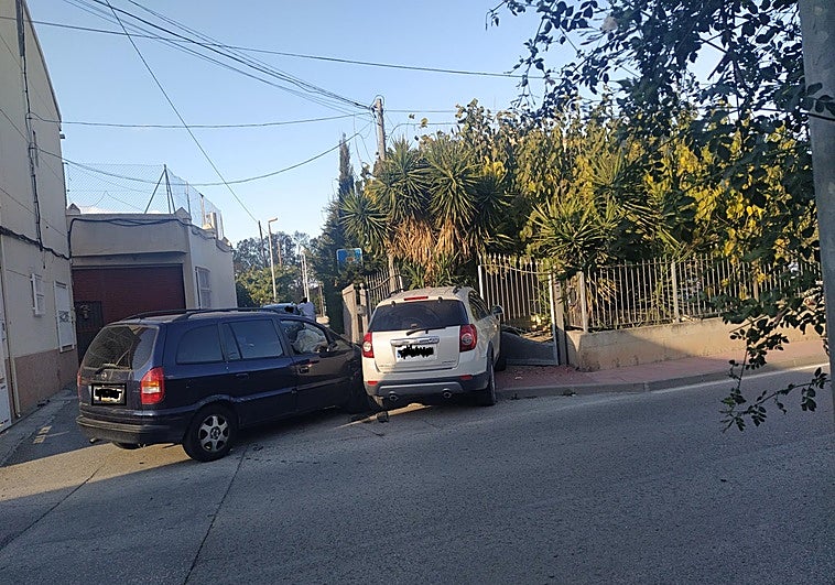 Llevan al Defensor del Pueblo la falta de seguridad vial en Rincón de Beniscornia: «Un coche ha atravesado la puerta de mi casa»